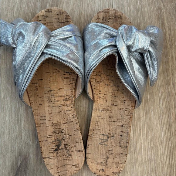 Ninety Union Woman’s 8 Silver Fabric Bow Slide Sandals - Picture 6 of 9